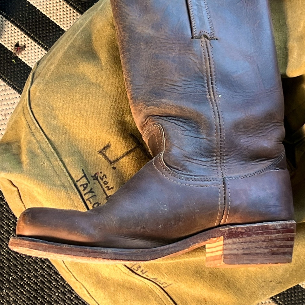 Men’s fry boots size 10 square toe no laces! Fabulous shape I mean fabulous!